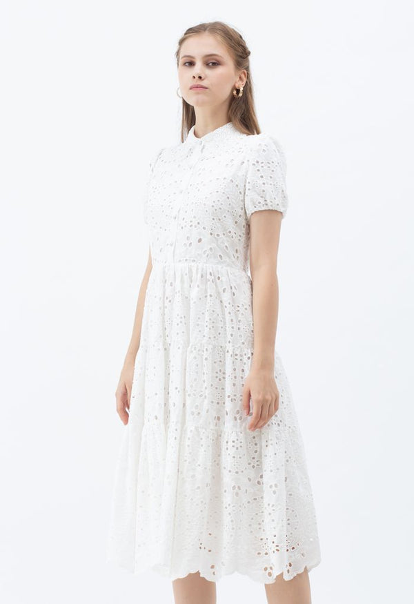 Dorothee - Baumwollkleid mit gehäkeltem Kragen und gestickten Ösen