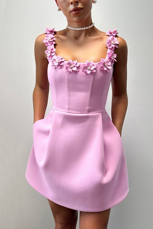 Bezauberndes Trägerloses Blumenkleid für den Sommer