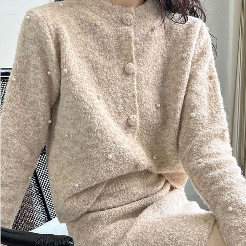 Bequeme Heidi -aus Perlenbesetzter Strickjacke und Minirock