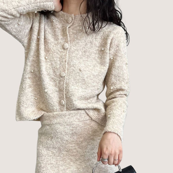 Bequeme Heidi -aus Perlenbesetzter Strickjacke und Minirock