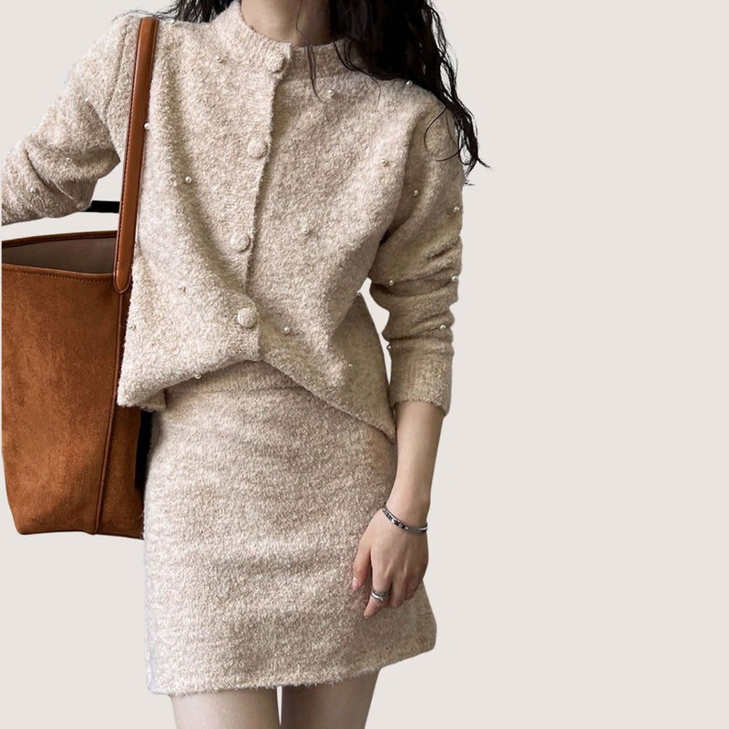 Bequeme Heidi -aus Perlenbesetzter Strickjacke und Minirock