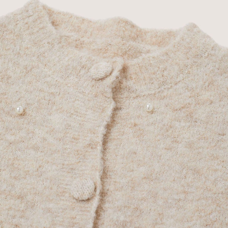 Bequeme Heidi -aus Perlenbesetzter Strickjacke und Minirock