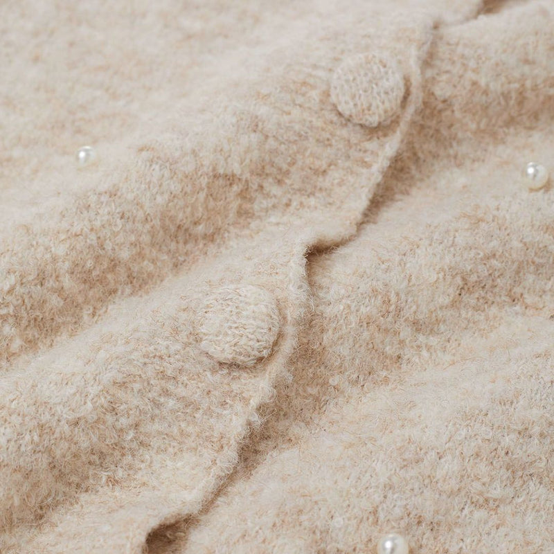 Bequeme Heidi -aus Perlenbesetzter Strickjacke und Minirock