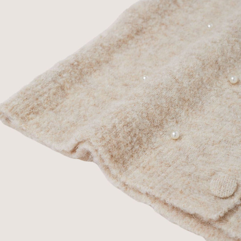 Bequeme Heidi -aus Perlenbesetzter Strickjacke und Minirock