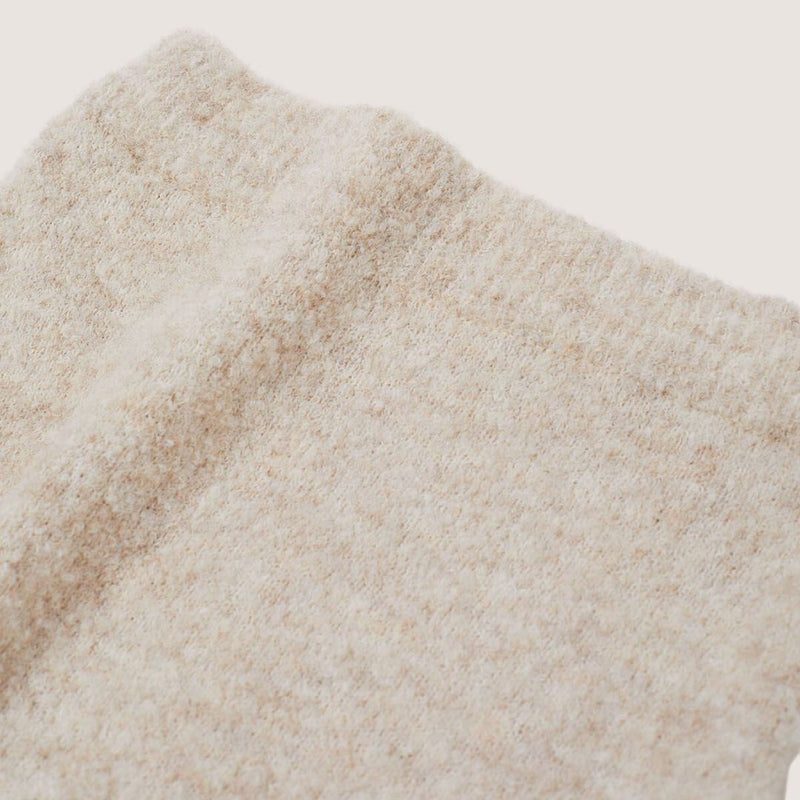 Bequeme Heidi -aus Perlenbesetzter Strickjacke und Minirock