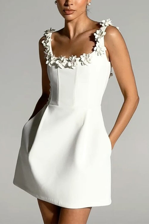 Bezauberndes Trägerloses Blumenkleid für den Sommer
