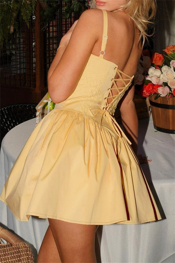 Elegantes Heidi -Minikleid mit mutigem Statement-Design