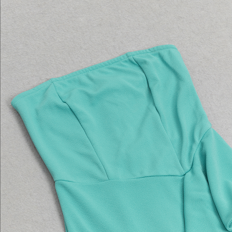 Trägerloses, asymmetrisches, figurbetontes Midikleid | Grün