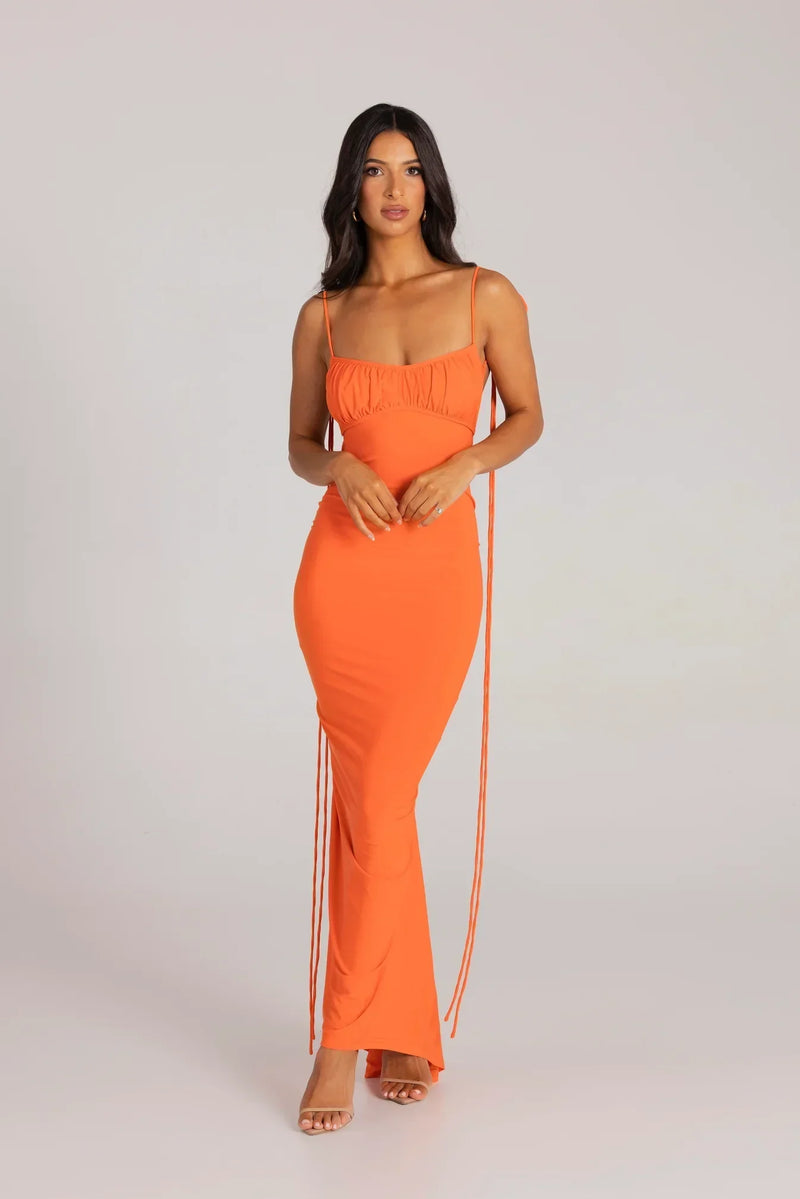 Elegantes Maxikleid Mit Offenem Rücken