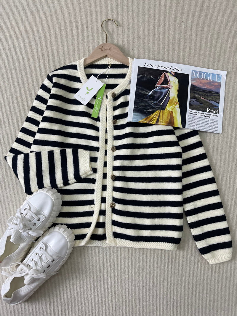 Elegante warme Strickjacke mit Streifen