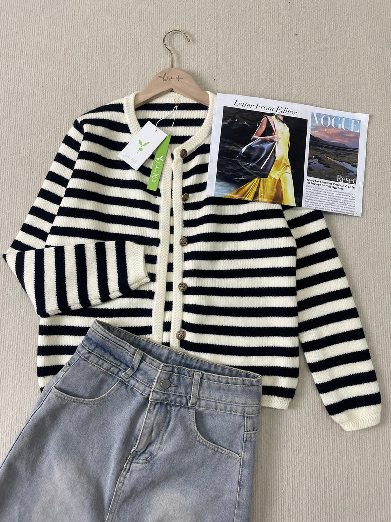 Elegante warme Strickjacke mit Streifen