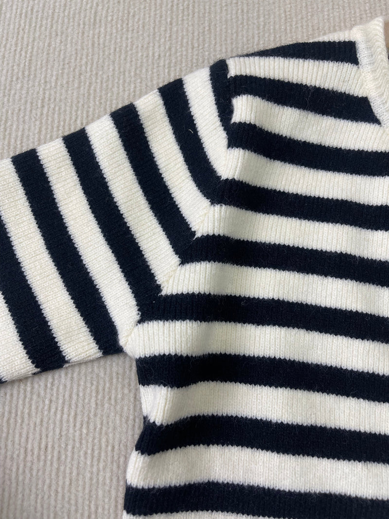 Elegante warme Strickjacke mit Streifen