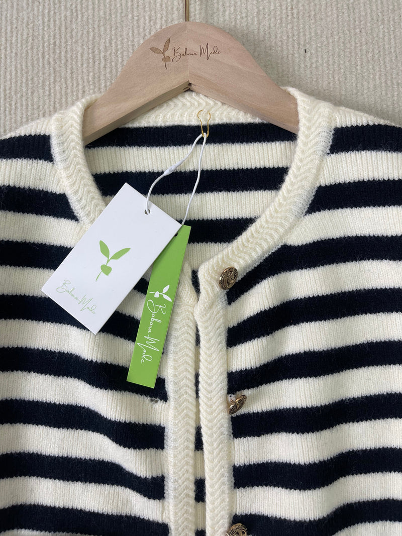 Elegante warme Strickjacke mit Streifen