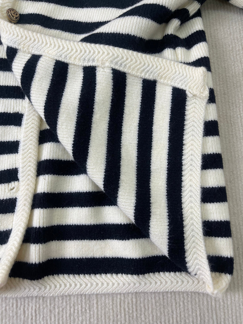 Elegante warme Strickjacke mit Streifen
