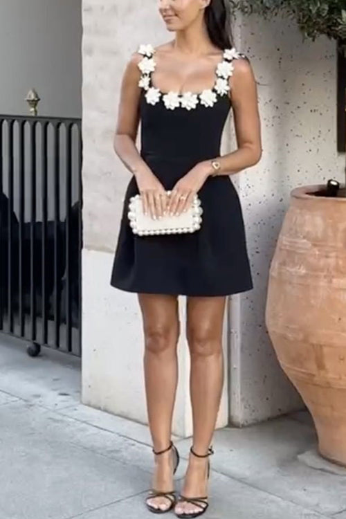 Bezauberndes Trägerloses Blumenkleid für den Sommer