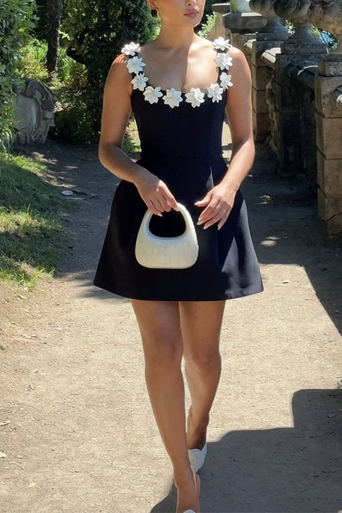 Bezauberndes Trägerloses Blumenkleid für den Sommer