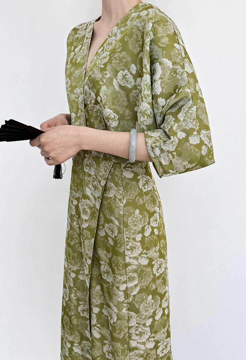Waltraud - Kleid mit Fledermausärmeln und Wickelfalten im Pfingstrosen-Muster