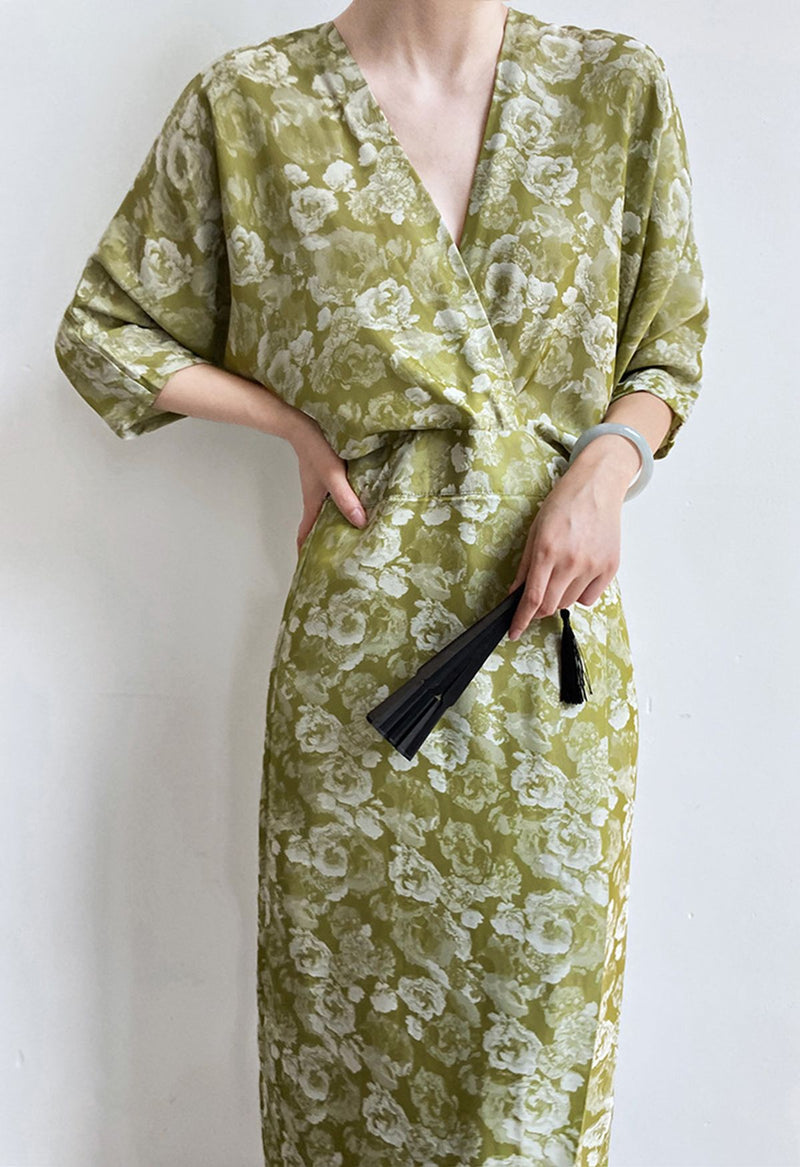 Waltraud - Kleid mit Fledermausärmeln und Wickelfalten im Pfingstrosen-Muster