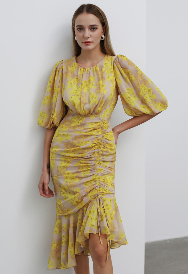 Evi - Midikleid in Gelb mit Blumenmuster, asymmetrischer Rüsche und Kordelzug