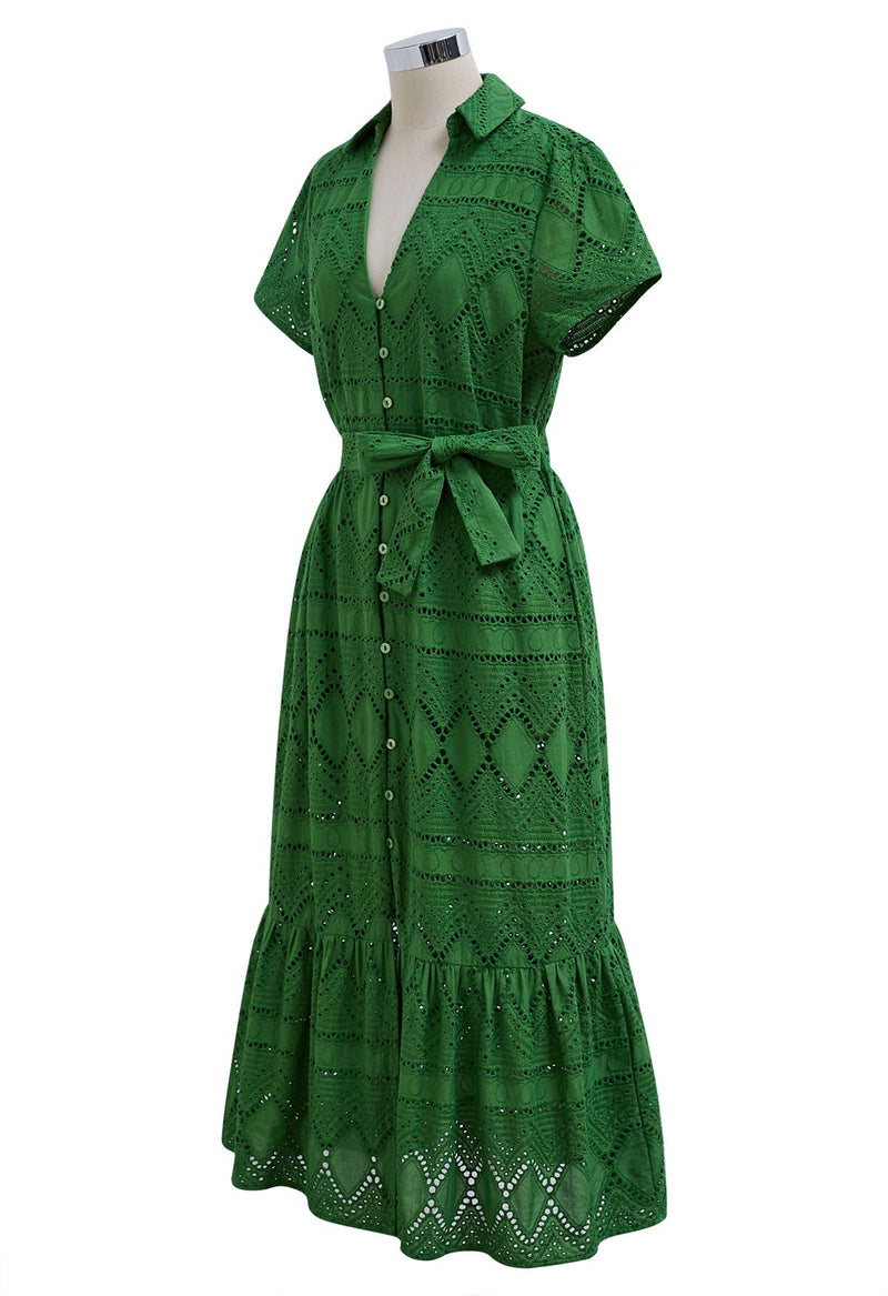 Meadow - Frühlingsgrünes Kleid mit gestickten Ösen und Fransen