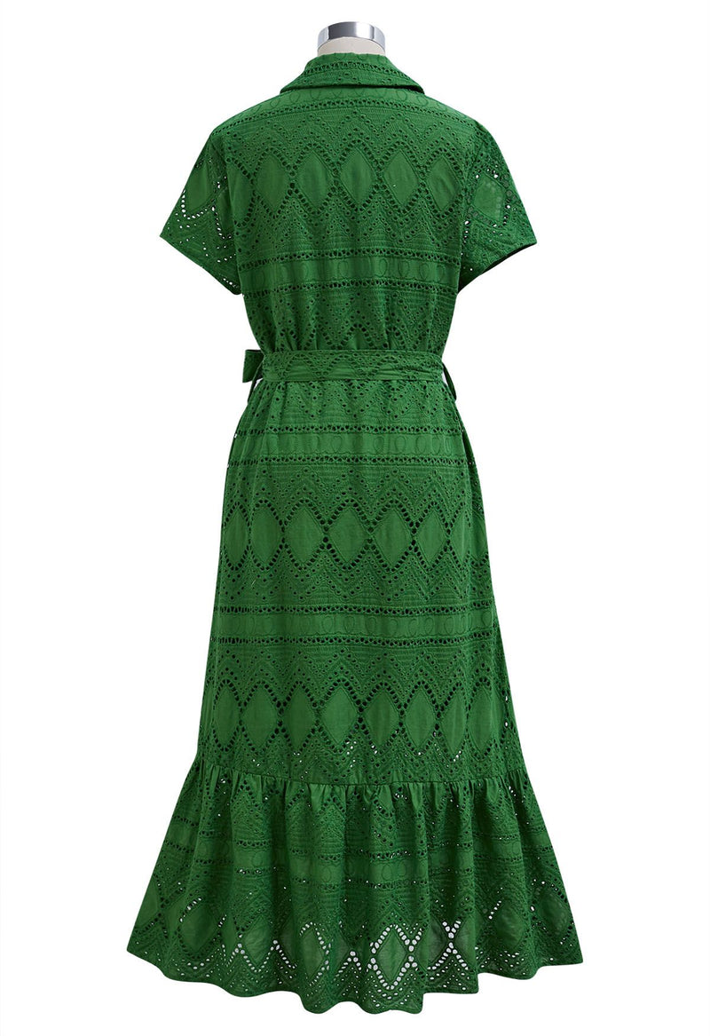 Meadow - Frühlingsgrünes Kleid mit gestickten Ösen und Fransen