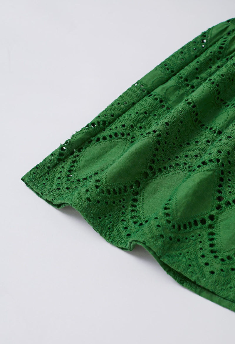 Meadow - Frühlingsgrünes Kleid mit gestickten Ösen und Fransen