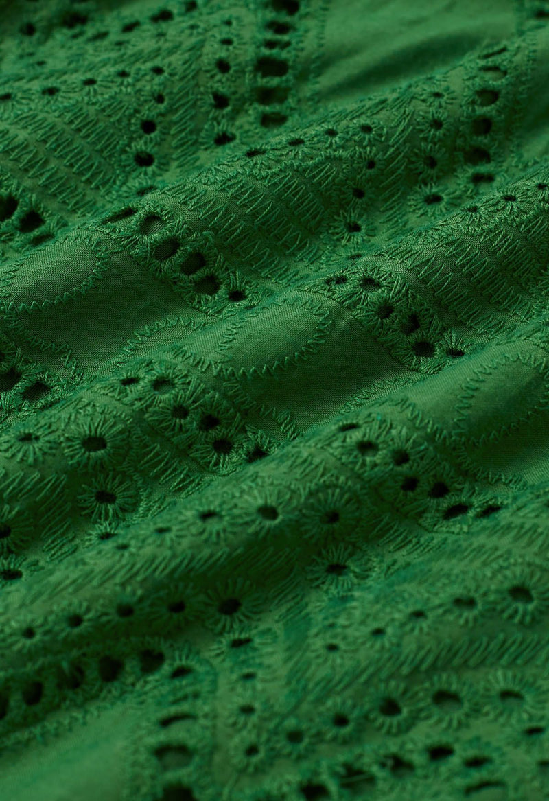 Meadow - Frühlingsgrünes Kleid mit gestickten Ösen und Fransen