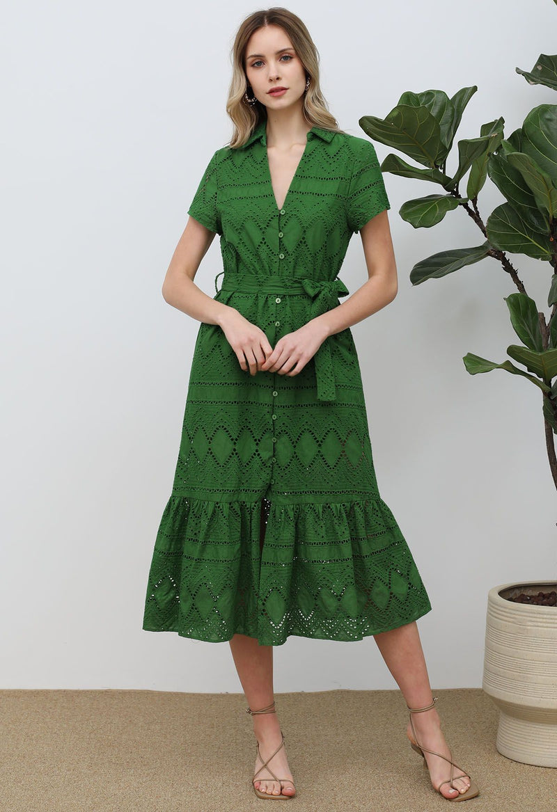 Elke - Frühlingsgrünes Kleid mit gestickten Ösen und Fransen