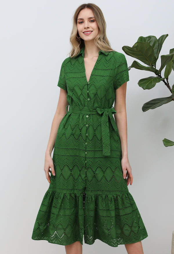 Elke - Frühlingsgrünes Kleid mit gestickten Ösen und Fransen