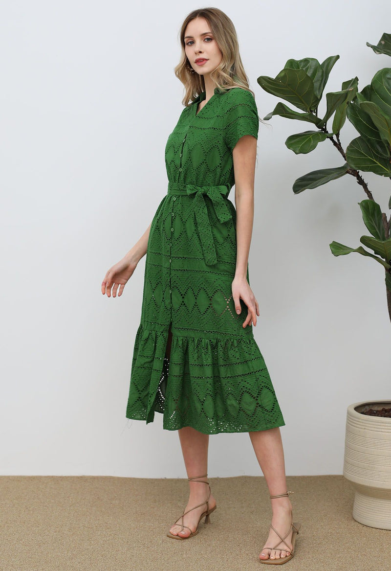 Elke - Frühlingsgrünes Kleid mit gestickten Ösen und Fransen