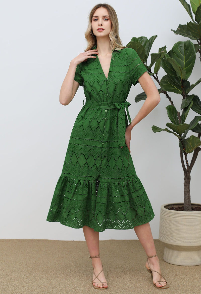 Meadow - Frühlingsgrünes Kleid mit gestickten Ösen und Fransen