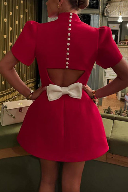 Elegantes Mini Kleid mit Blütenärmeln und Schnitt