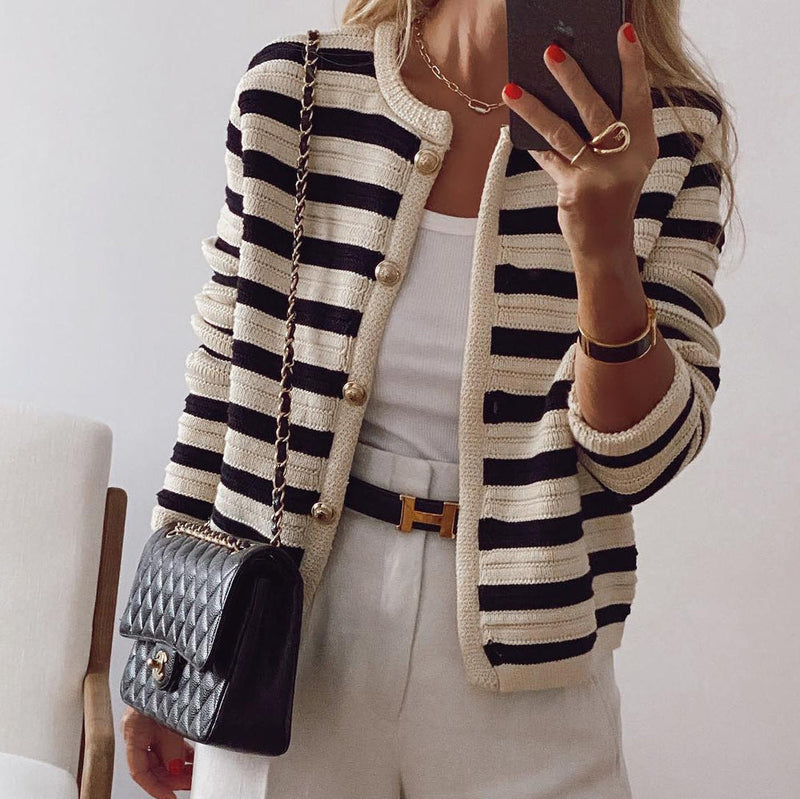 Elegante warme Strickjacke mit Streifen
