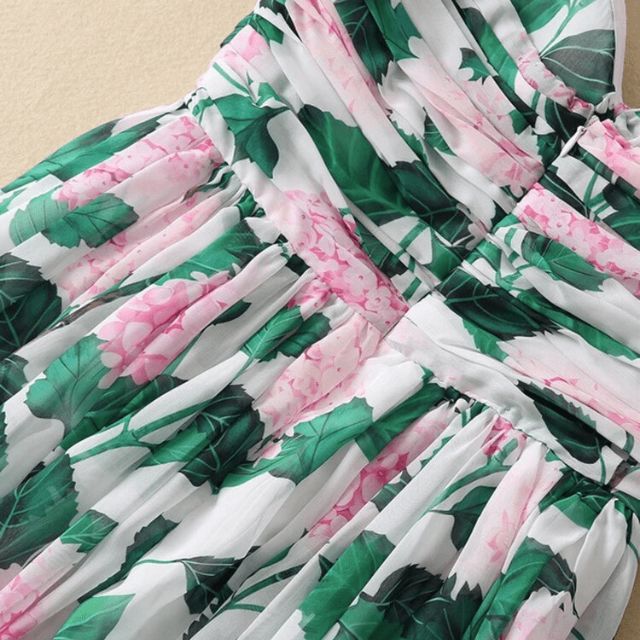 Elegantes Maxikleid mit Blumenmuster und gerafftem Oberteil