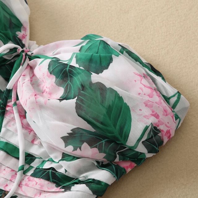 Elegantes Maxikleid mit Blumenmuster und gerafftem Oberteil