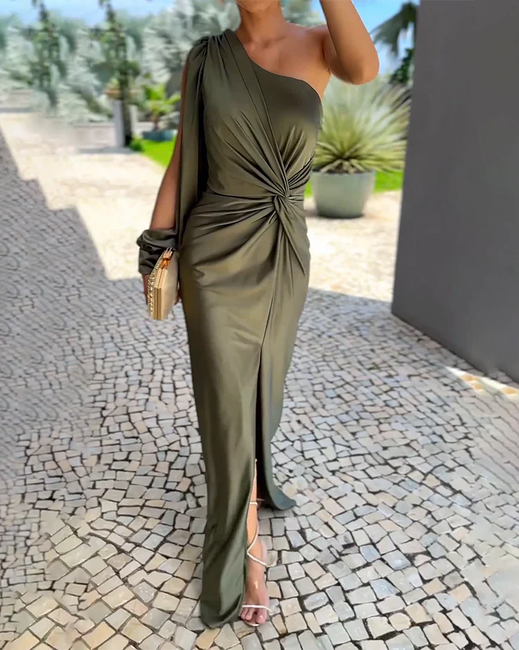 Warmes Kleid mit Plissee und einer Schulter für dich