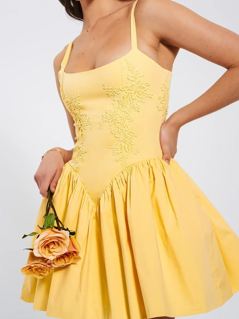 Elegantes Heidi -Minikleid mit mutigem Statement-Design