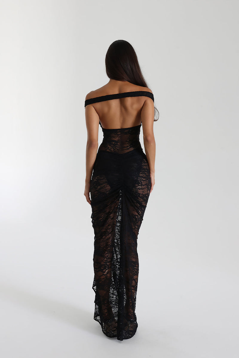Elegantes Schulterfreies Maxikleid Aus Spitze