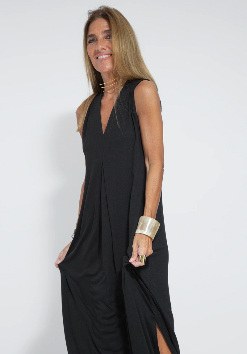 Elegantes Ensemble Mit Figurformendem Kleid Und Weste