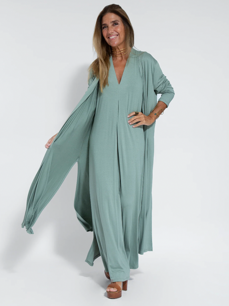 Elegantes Ensemble Mit Figurformendem Kleid Und Weste