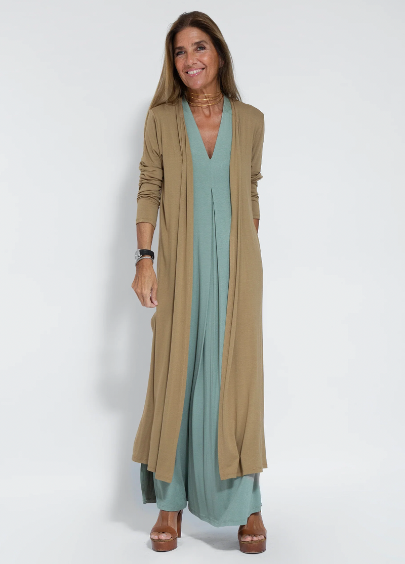Elegantes Ensemble Mit Figurformendem Kleid Und Weste