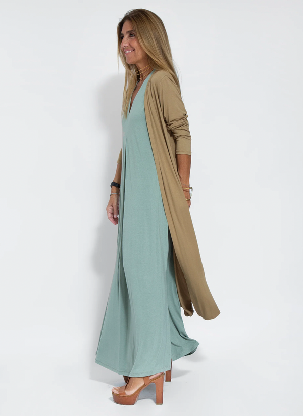 Elegantes Ensemble Mit Figurformendem Kleid Und Weste