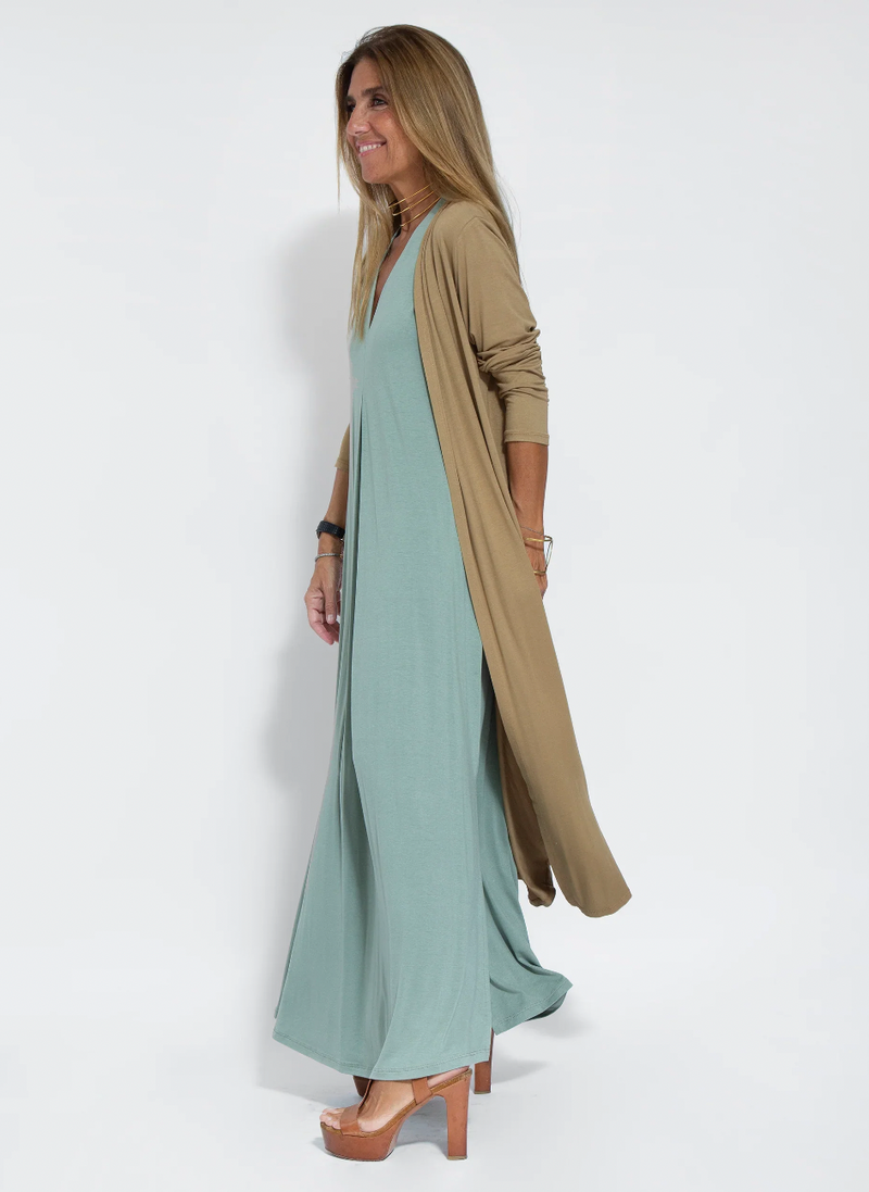 Elegantes Ensemble Mit Figurformendem Kleid Und Weste