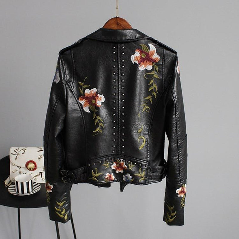 Bequeme und warme Damenjacke mit Blumen