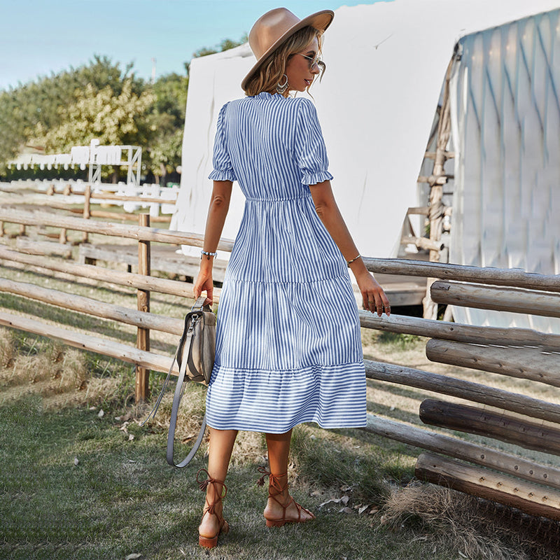 Elegantes gestreiftes Midi-Kleid für stilvolle Sommerlooks