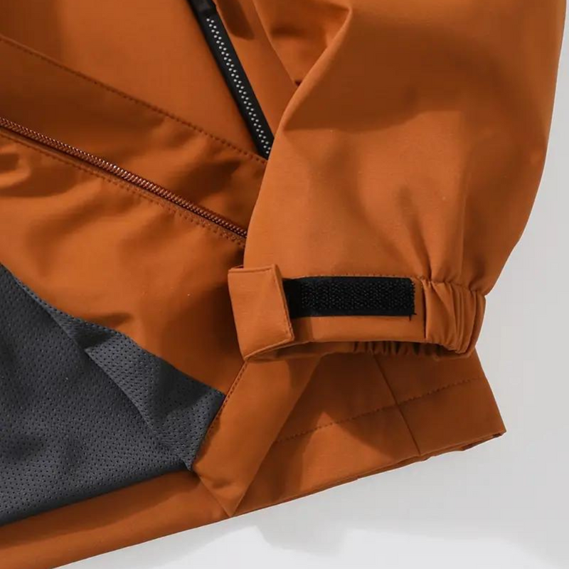 Wasserdichte elegante Jacke mit Kapuze