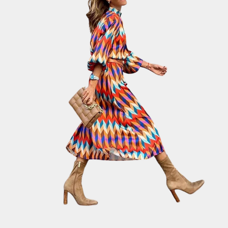 Buntes und bequemes Damenkleid für den Sommer