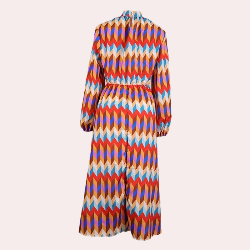 Buntes und bequemes Damenkleid für den Sommer