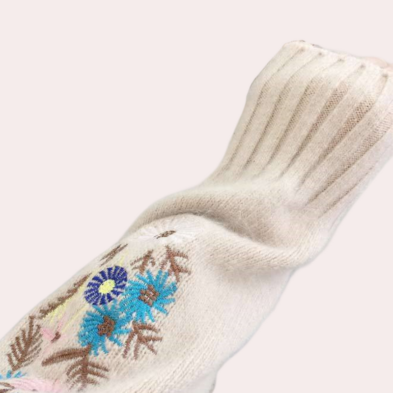 Dicker Damenpulli mit Blumenstickerei