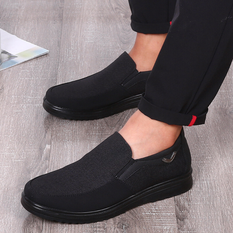 Leichte und bequeme Herrenschuhe für draußen